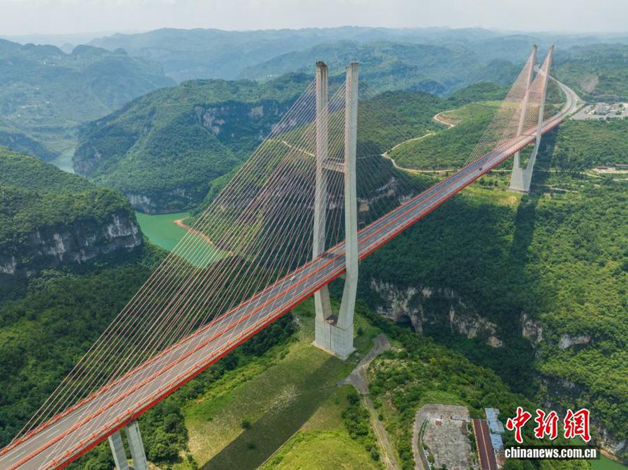 Vista aerea del ponte sul fiume Liuguang nel Guizhou. (29 luglio 2025 – Chinanews/Tang Zhe)